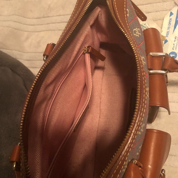 Like new Dooney and Bourke handbag - Picture 3 of 3